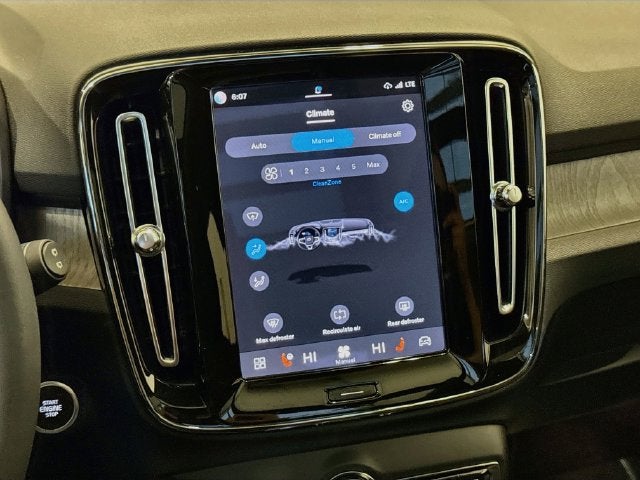 2023 Volvo XC40 B5 Plus Dark Theme