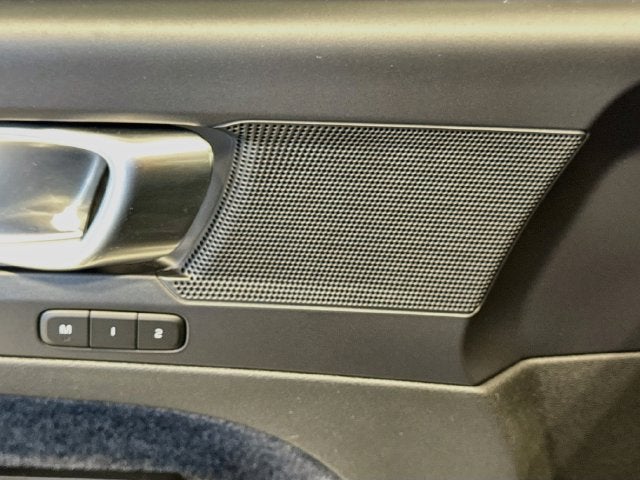 2023 Volvo XC40 B5 Plus Dark Theme