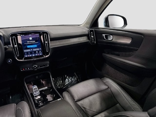 2023 Volvo XC40 B5 Plus Dark Theme