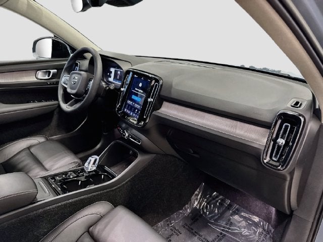2023 Volvo XC40 B5 Plus Dark Theme