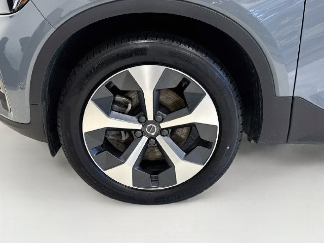 2023 Volvo XC40 B5 Plus Dark Theme