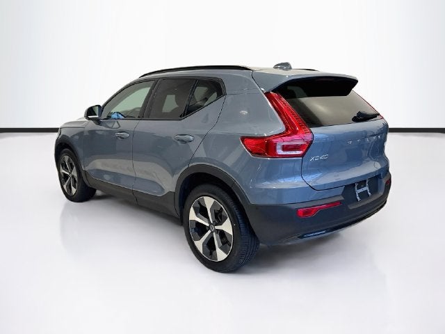 2023 Volvo XC40 B5 Plus Dark Theme
