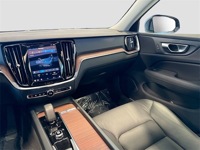 2025 Volvo V60 Cross Country B5 Plus